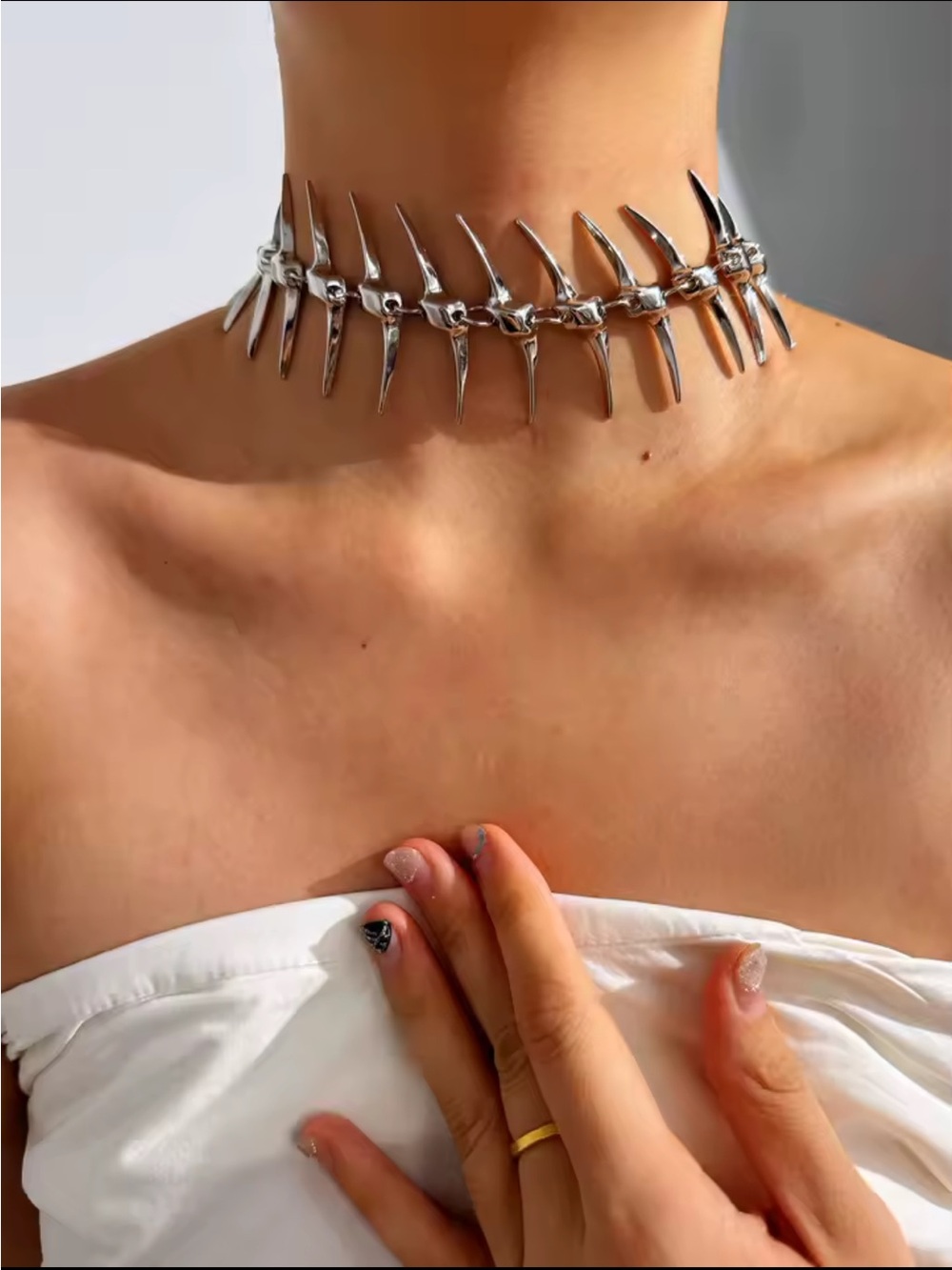 Silver Spine-Back Gothic Statement Necklace - Picture 4 of 4